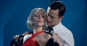 觀看Lady Gaga和Joseph Gordon-Levitt Breeze合唱《Baby, It’s Cold Outside》